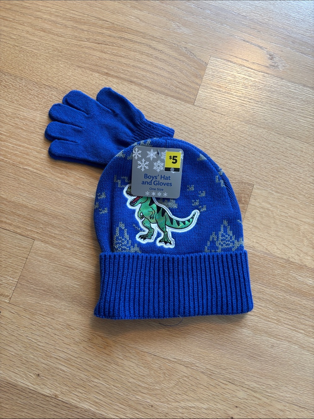 Boys’ NWT hat/glove set with dinosaur appliqué